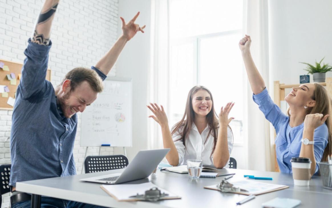 Groupe de personnes engagées dans une discussion constructive lors d'un atelier