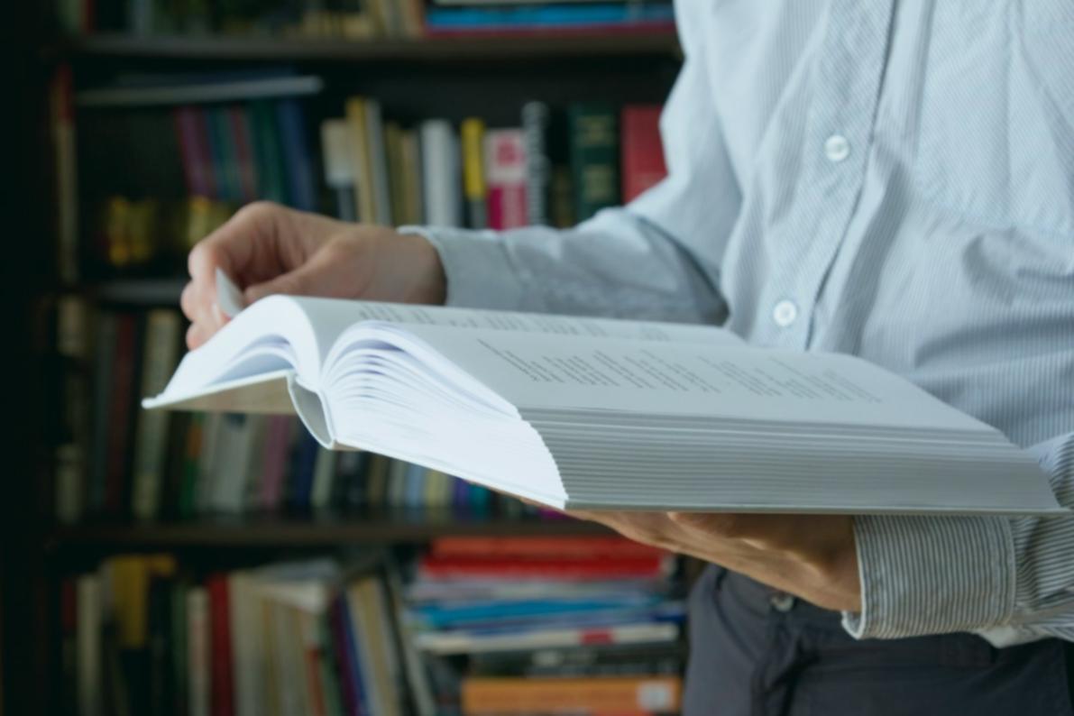 Espace de travail lumineux favorisant la concentration et la réflexion personnelle