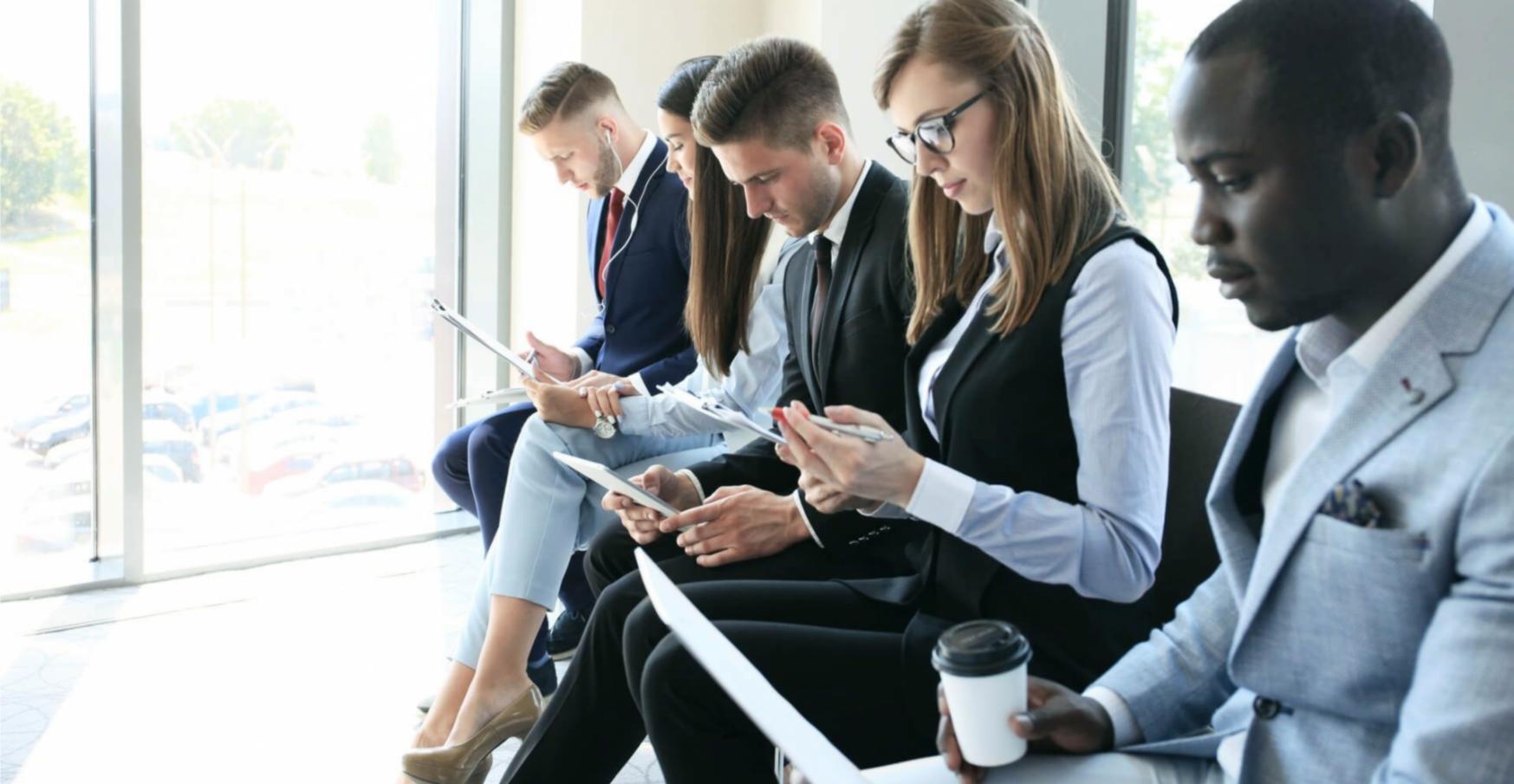 Personne contemplant un paysage naturel apaisant